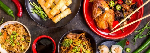 Asiatische Speisen auf Tisch